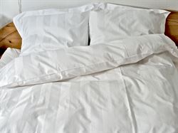 Damask-satin strib. sengesæt 140x200/60x63 cm.Hvid